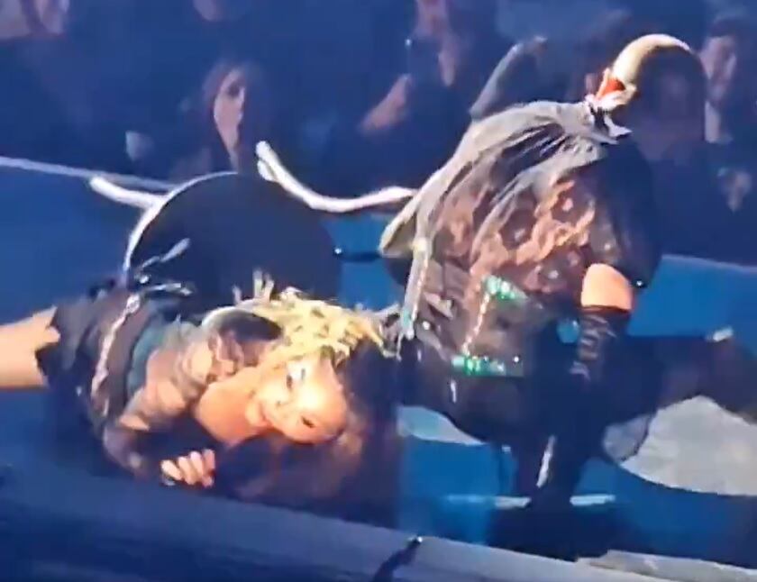 Madonna en el momento de la caída durante un concierto en Seattle