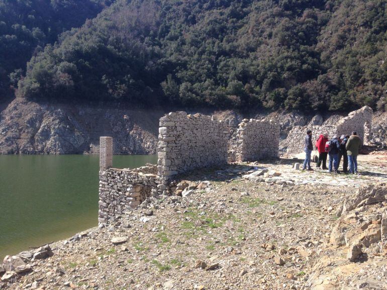 Mossos i geòlegs inspeccionen la platgeta freqüentada per Jordi Magentí.