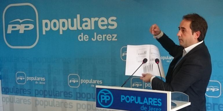 Antonio Saldaña en la sede del PP
