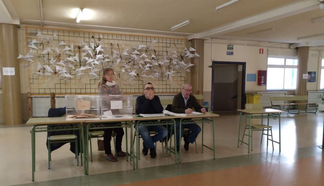 Mesa electoral en el I.E.S. Alonso de Madrigal en las últimas elecciones