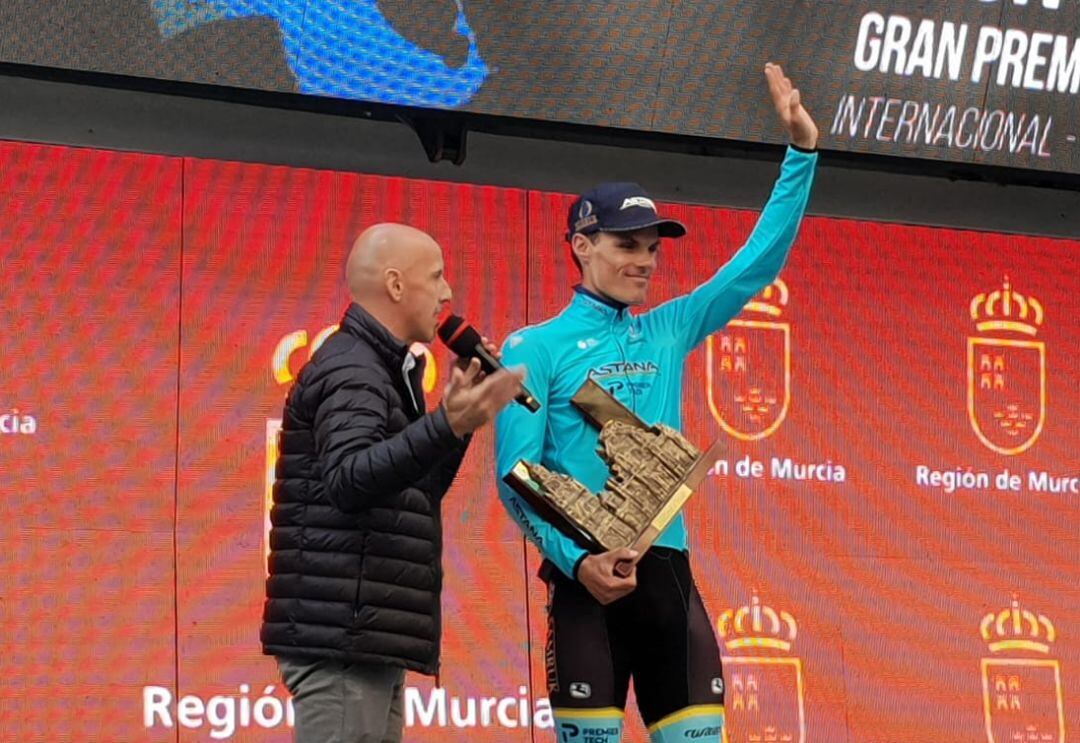 Luis León Sánchez recogiendo el trofeo de ganador de la segunda etapa de la Vuelta a Murcia