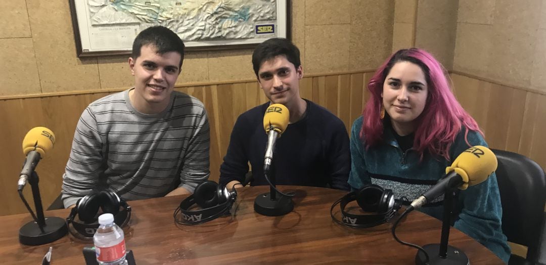 Andrés Lillo (23 años, de Las Pedroñeras), Jorge Lahoz (20 años, de Tomelloso) y Julia Bolívar (23 años, de Granada) en el estudio de SER Cuenca.