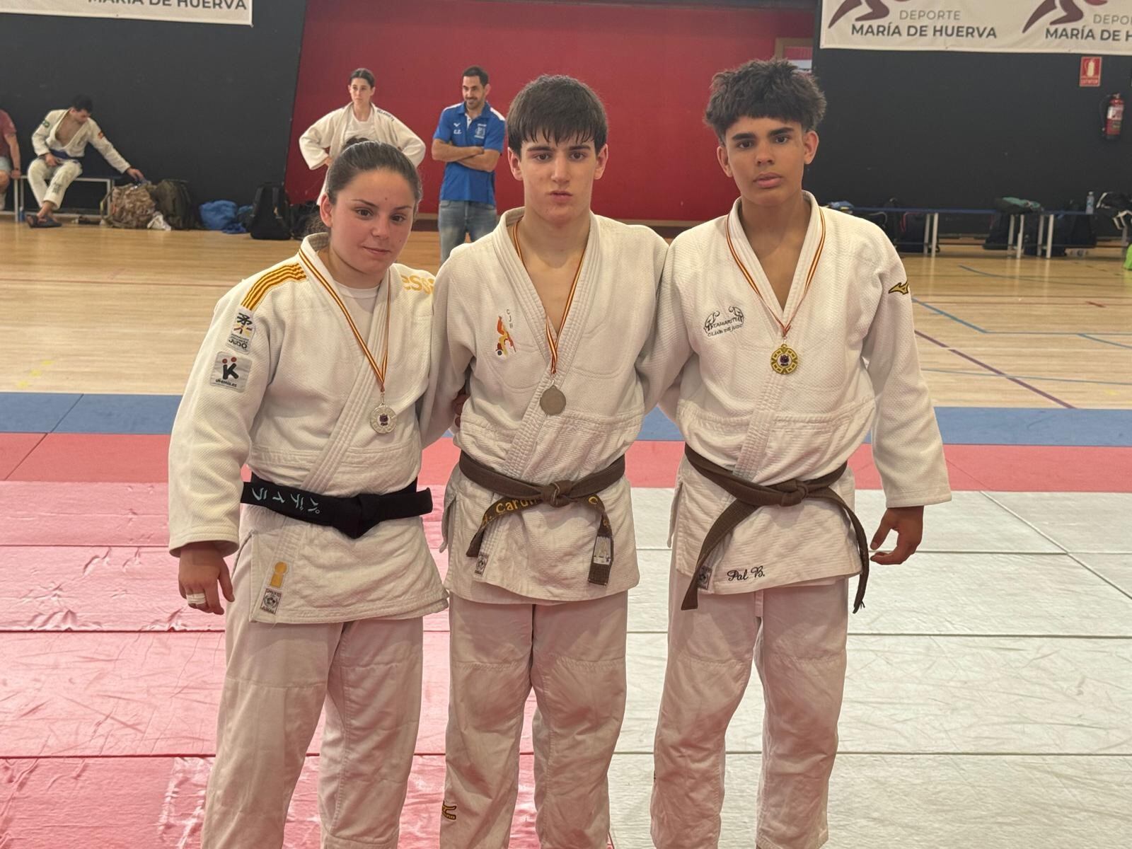 Yesenia Padilla con Pol Blanco y Héctor Cardil. Foto: CJ Binéfar