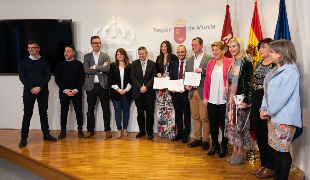 Marta Pérez Escolar en el centro de la imagen tras recibir el premio por parte de la consejera Noelia Arroyo