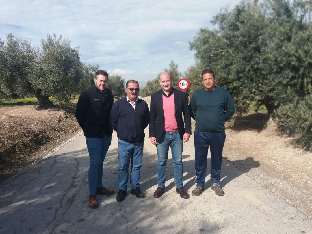 El diputado, José Castro, segundo por la izquierda,acompañado por concejales, en la carretera de Pedro Marín 