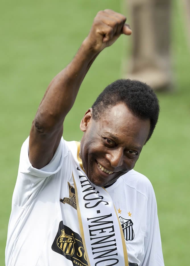 Pelé, exfutbolista de origen brasileño y uno de los mejores de la historia de dicho deporte, con un gesto de celebración durante uno de los actos que le organizó el Santos, club al que perteneció casi toda su carrera deportiva