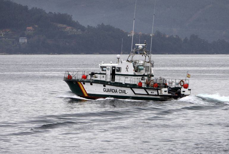 Efectivos de la Guardia Civil durante las labores de búsqueda de los dos marineros que salieron este viernes a faenar a bordo de una planeadora (&quot;Látigo&quot;), que fue hallada semihundida en la bocana de la ría de Vigo, en las inmediaciones de las islas Cíes.