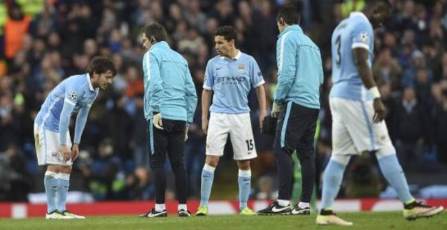 David Silva se tuvo que retirar del campo lesionado.
