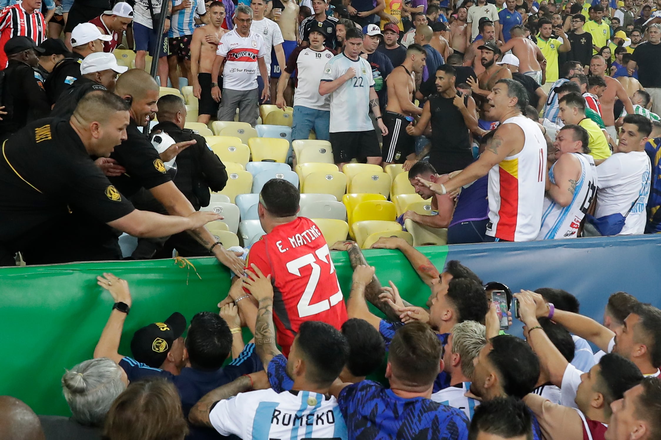 Los jugadores argentinos intentaron mediar en los disturbios entre hinchas de Brasil en el estadio Maracaná