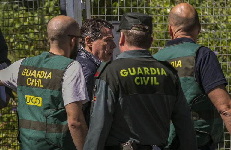 El expresidente de la Comunidad de Madrid Ignacio González es trasladado desde la Comandancia General de la Guardia Civil en Tres Cantos