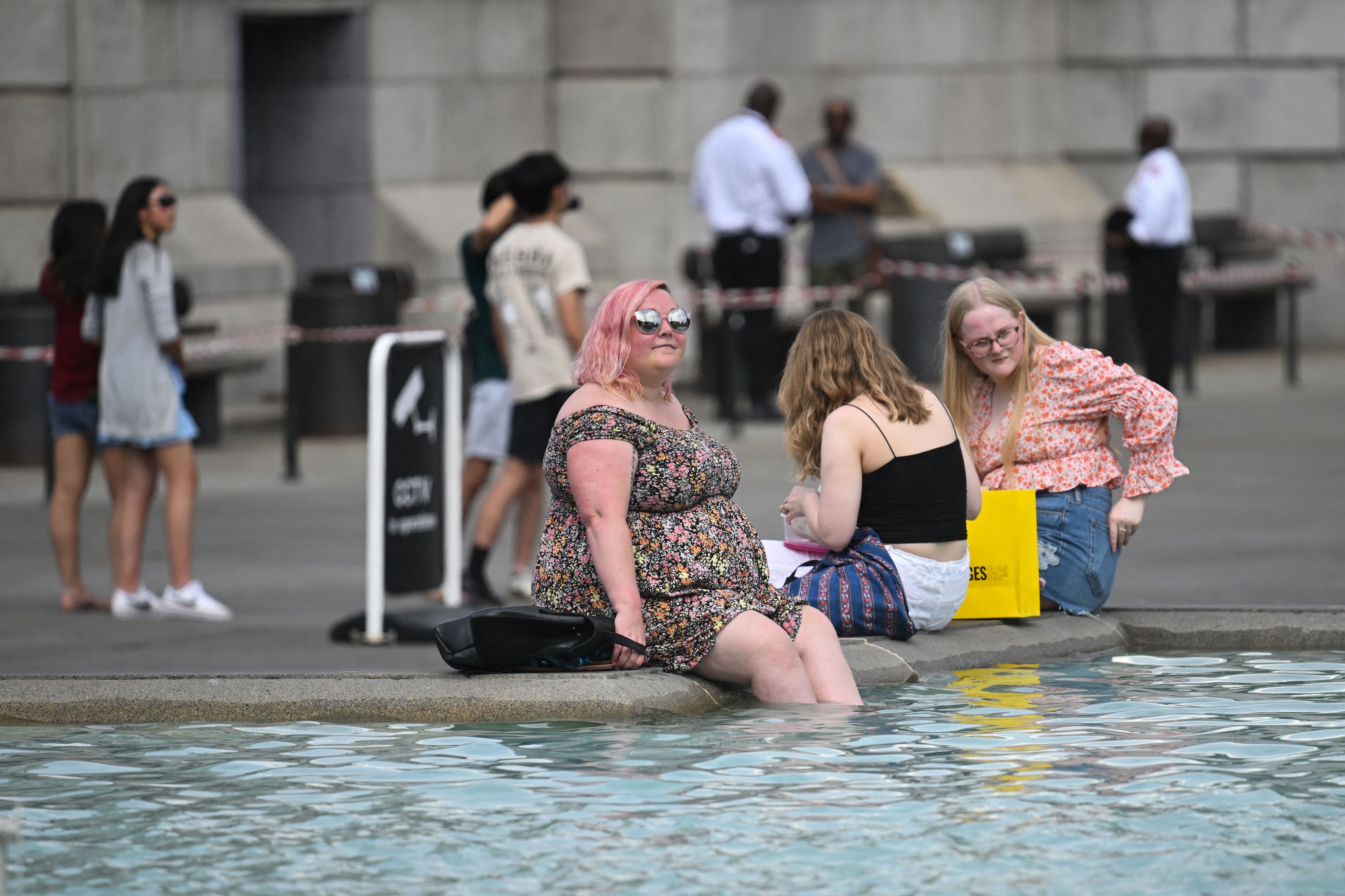 Varias ciudadanas británicas combatiendo la ola de calor en una fuente en Londres