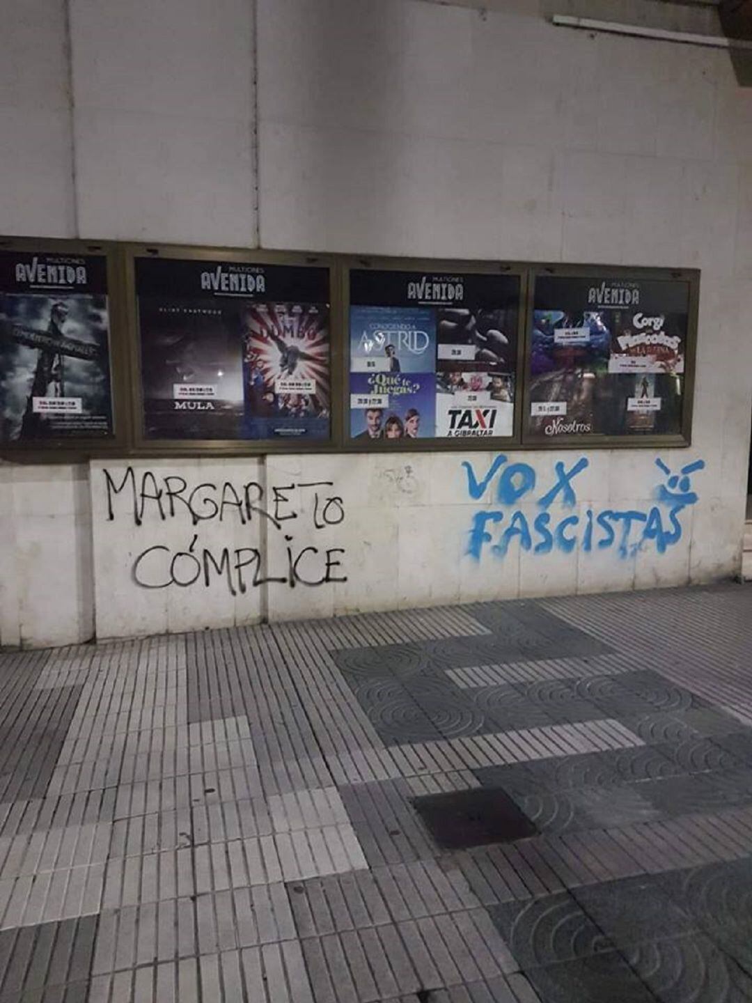 Pintadas aparecidas en los multicines Avenida