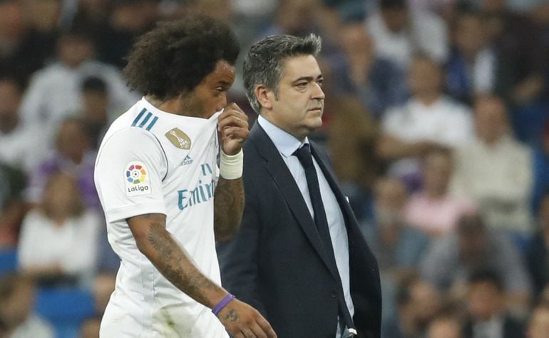 Marcelo abandona el terreno de juego tras lesionarse durante el partido ante el Betis