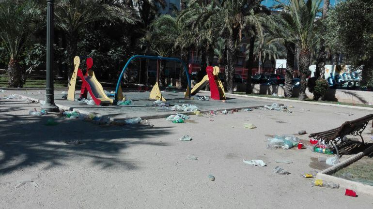 Suciedad en el parque Rey Jaime Primero