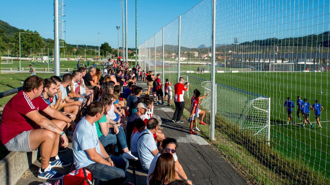 Aficionados presentes en un entrenamiento del Athletic Club