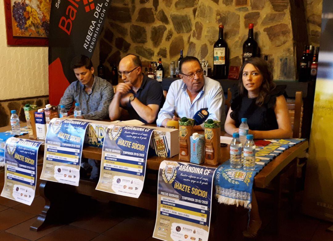 Los miembros de la Junta Directiva de la Arandina presentes en el acto de presentación de la campaña de socios. Francisco Galán, Javier Gómez, Pedro García (presidente) y Virgina Martínez -de izq. a dch.-.