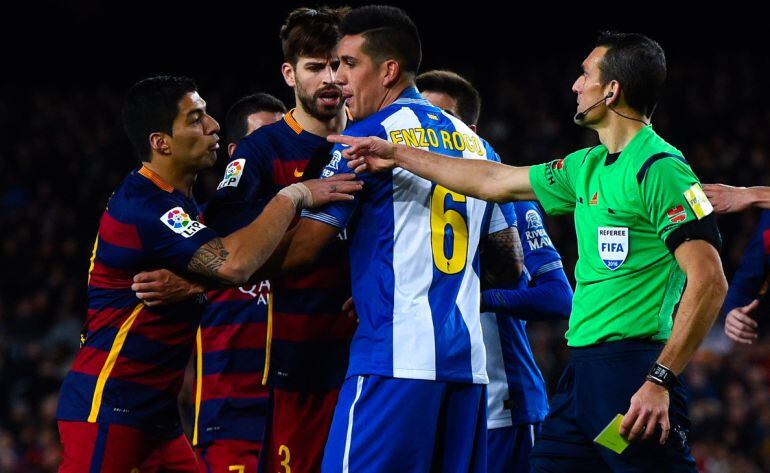 Uno de los roces del partido de Copa entre el Barcelona y el Espanyol.