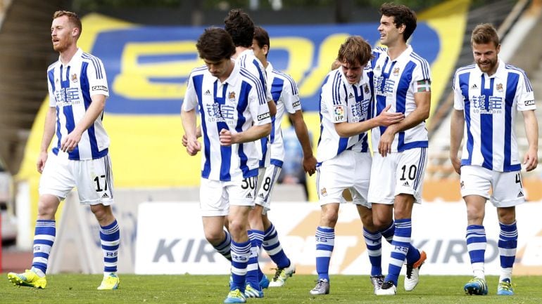 Xabi Prieto felicita a Bautista por su primer gol en Primera