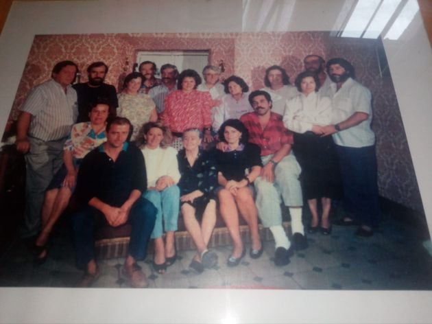 La familia Sanchís Guilén casi al completo, con Mila sentada con camisa blanca y Francisco en el centro junto a la mujer de rojo