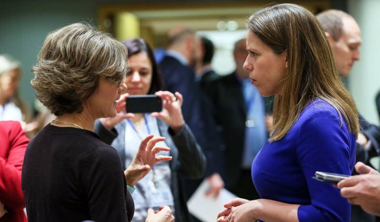 La ministra española de Agricultura, Pesca, Alimentación y Medio Ambiente, Isabel García Tejerina (i), conversa con la ministra holandesa de Agricultura, Carola Schouten, durante el Consejo de ministros de Agricultura y Pesca de la Unión Europea (UE), en 