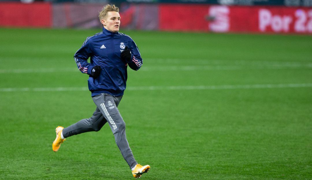 Odegaard calienta con el Real Madrid esta temporada