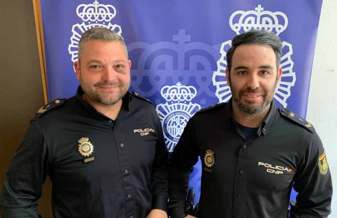 Paco y Álvaro, los dos agentes de la Policía Nacional de Málaga que rescataron a la niña de tres años cuya madre intentó arrojar desde un décimo piso