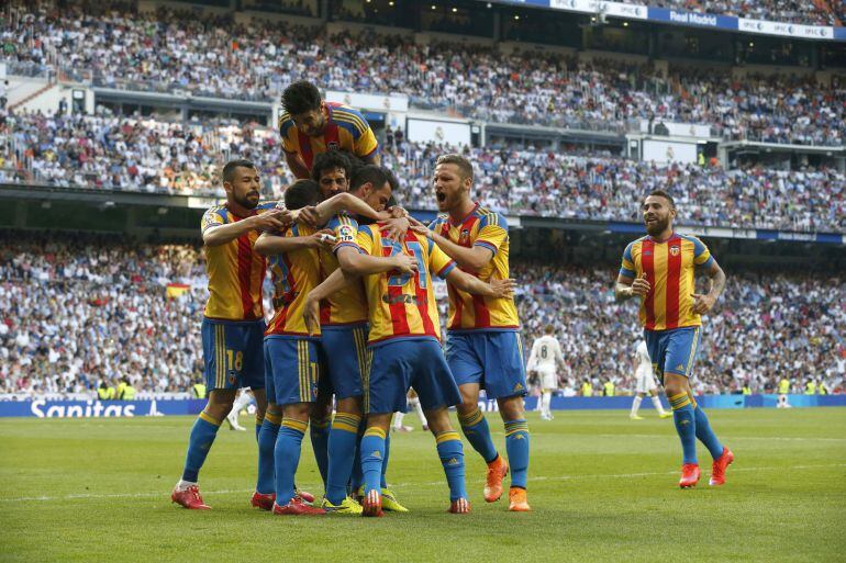 Los jugadores del Valencia celebran un gol de Paco Alcácer ante el Real Madrid