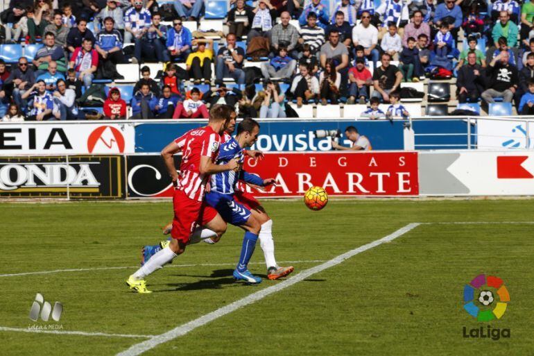 Juli trata de ganar la pelota marcado por dos defensores del Almería.