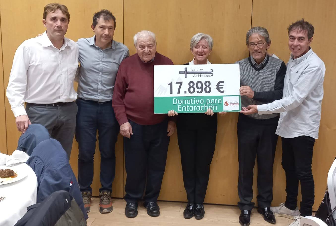 Momento de la entrega del cheque con el importe recogido con miembros del Club de Montaña Javieres de Huesca y de ENTARACHEN Bosco Global.