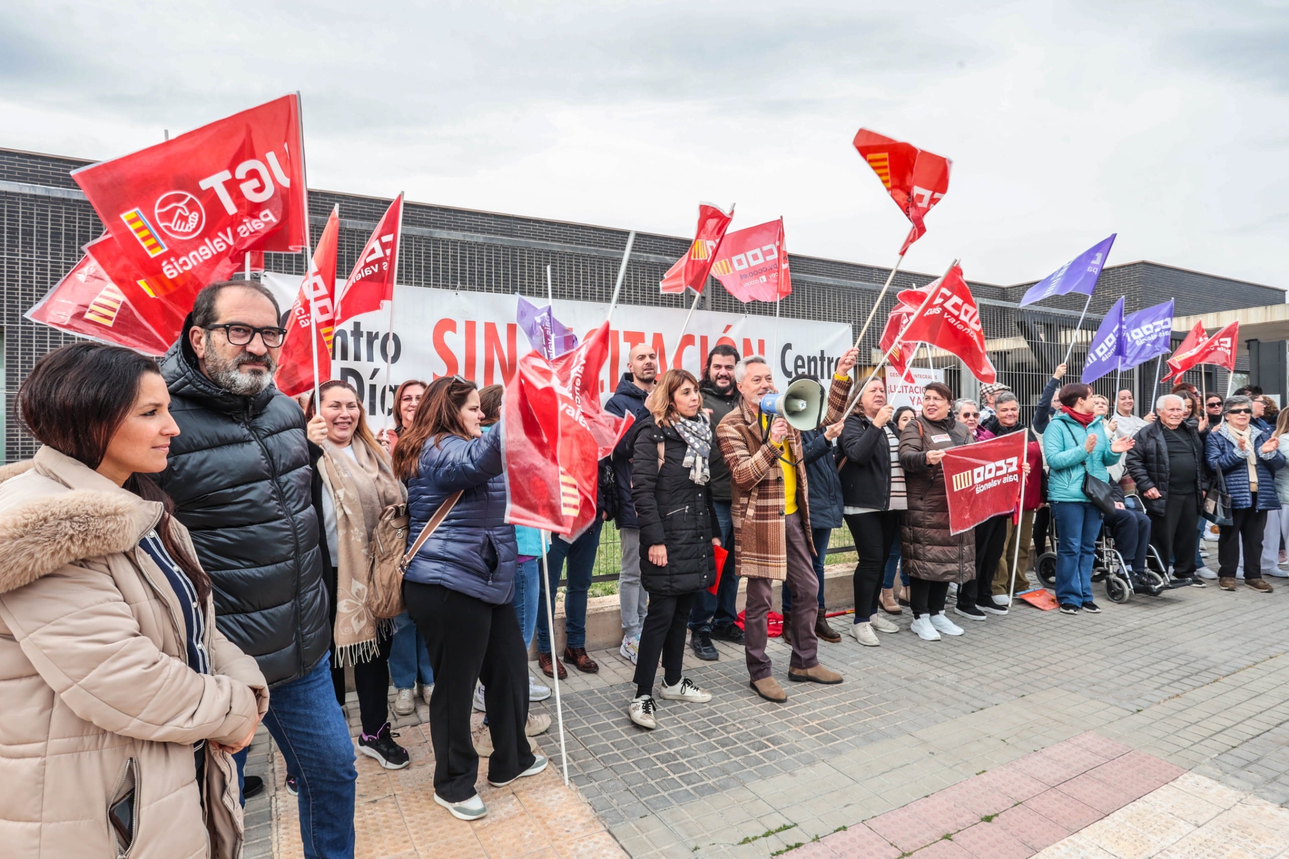 La concejala de Salud de Elda, Elisabeth Belda; y el concejal de Servicios Sociales, David Guardiola; han acudido a la concentración del Centro de Día de Elda