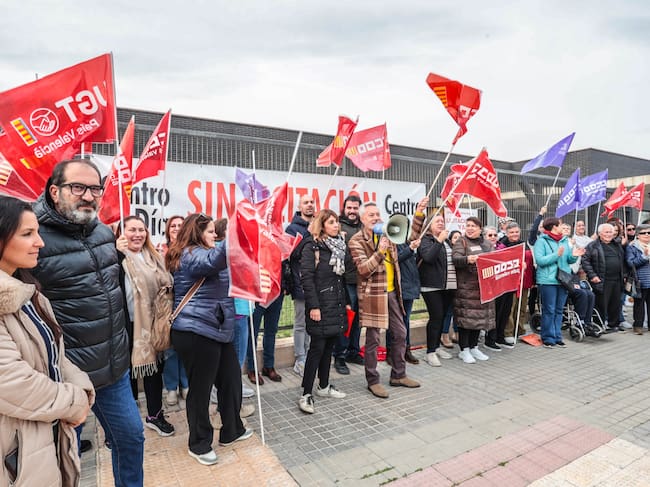 La concejala de Salud de Elda, Elisabeth Belda; y el concejal de Servicios Sociales, David Guardiola; han acudido a la concentración del Centro de Día de Elda