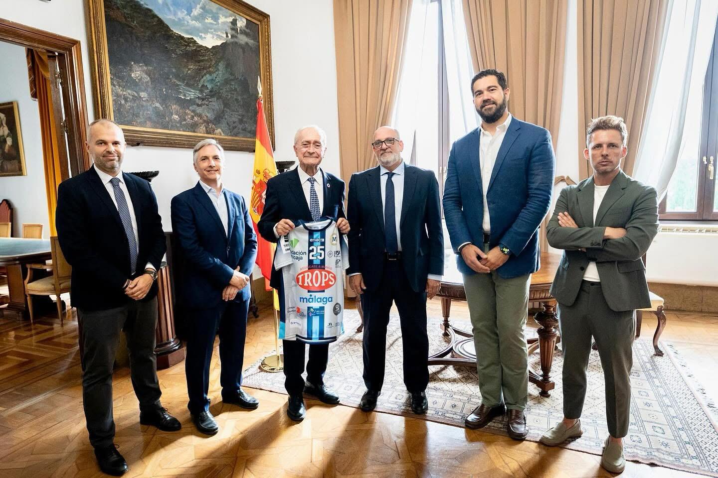 Los directivos del Trops Málaga con el alcalde Francisco de la Torre y el concejal de deportes Borja Vivas