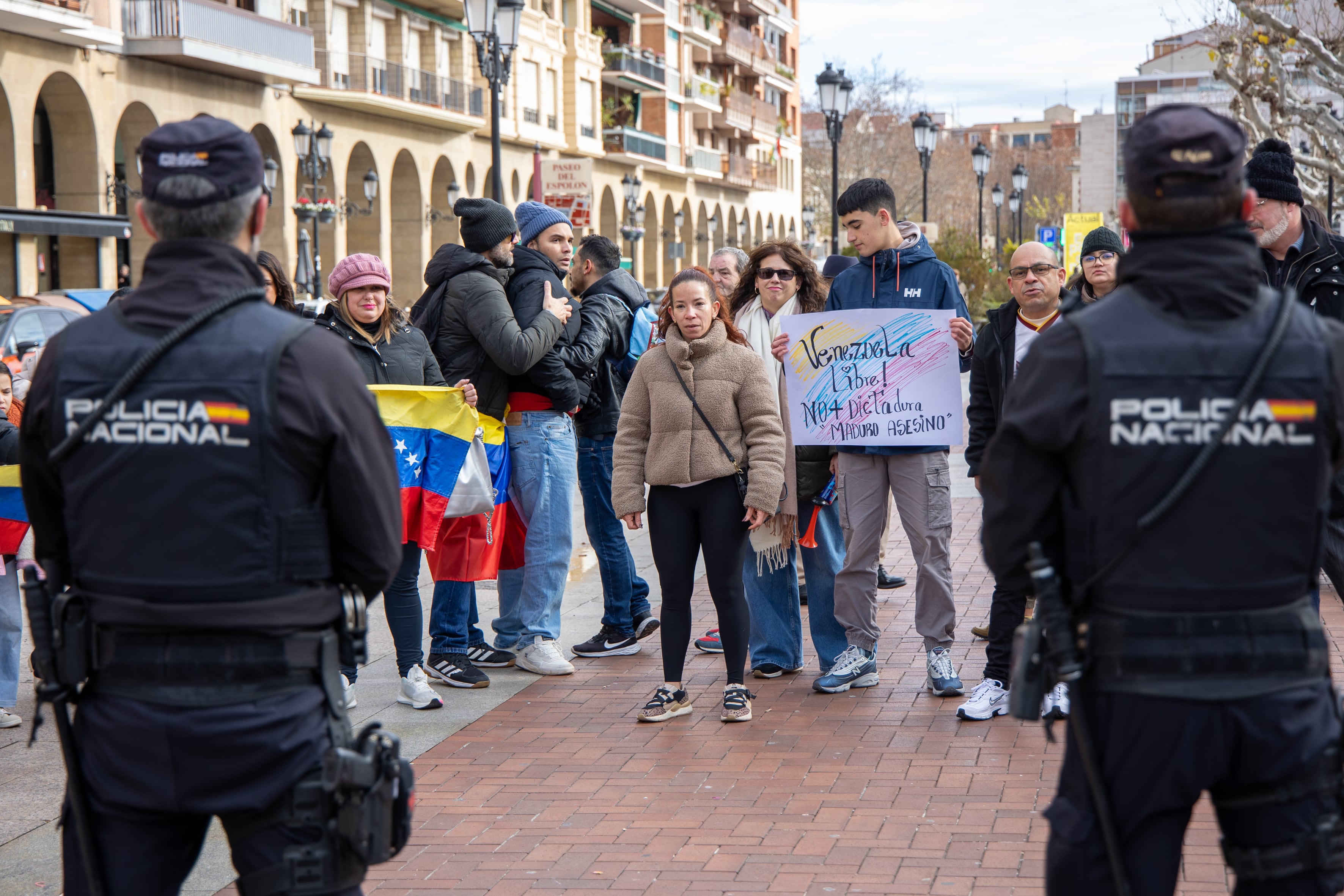 LOGROÑO (ESPAÑA), 04/01/2026.- La concentración convocada "contra la agresión imperialista en Venezuela" y en apoyo a Nicolás Maduro este domingo en Logroño se ha desarrollado con tensión debido a las protestas de una veintena de venezolanos asentados en La Rioja, quienes han respaldado la intervención de Estados Unidos en su país. Agentes de la Policía Nacional han velado por la seguridad de todos los concentrados, al separar al grupo de venezolanos de los otros ciudadanos, convocados por Izquierda Unida, quienes eran los único con autorización para celebrar este acto frente a la Delegación del Gobierno en La Rioja. EFE/ Raquel Manzanares