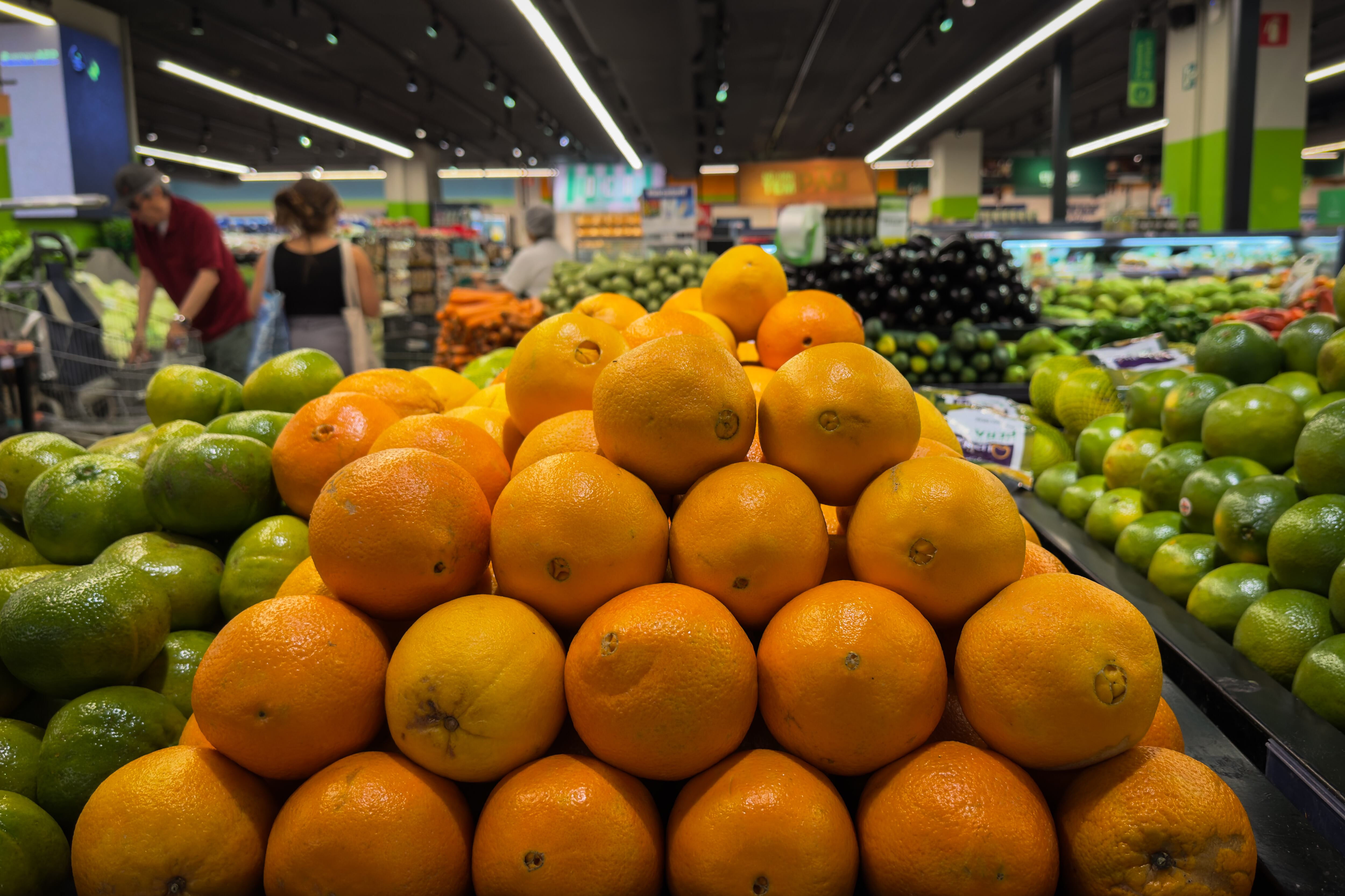 Productes frescos en una fruiteria. L'IPC es manté estable en el 2.2% a l'agost.