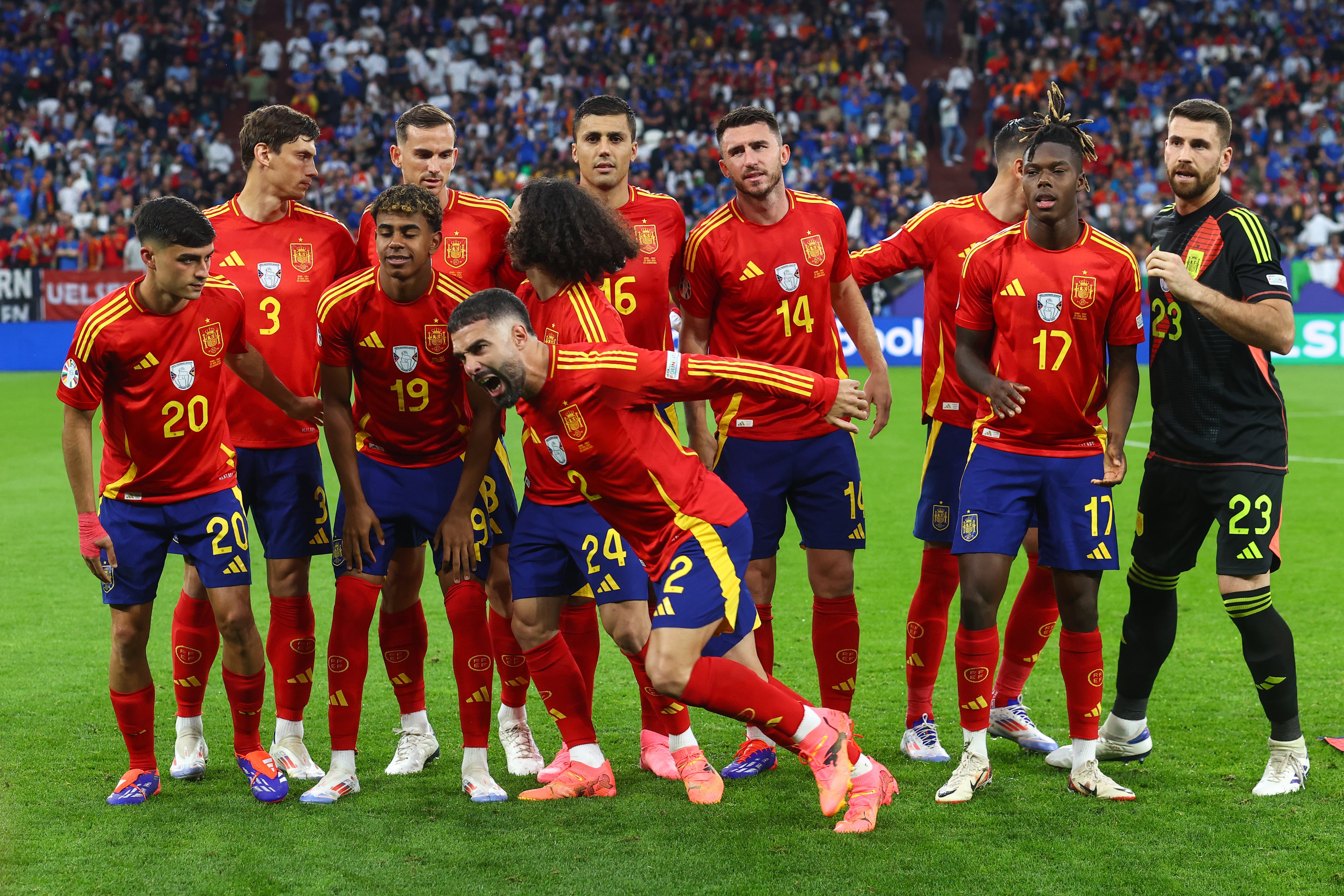 Daniel Carvajal sale corriendo en plena foto de la Selección.