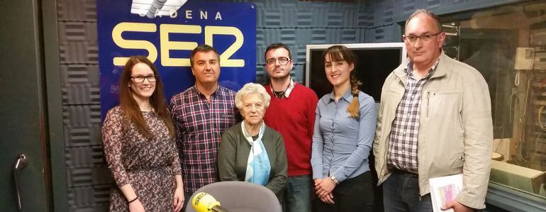  Mónica Martín, Anxo Gómez, Elvira Varela Bao, Paulo Filgueiras, Maite Castro e Manuel López Foxo en os estudios de Radio Coruña