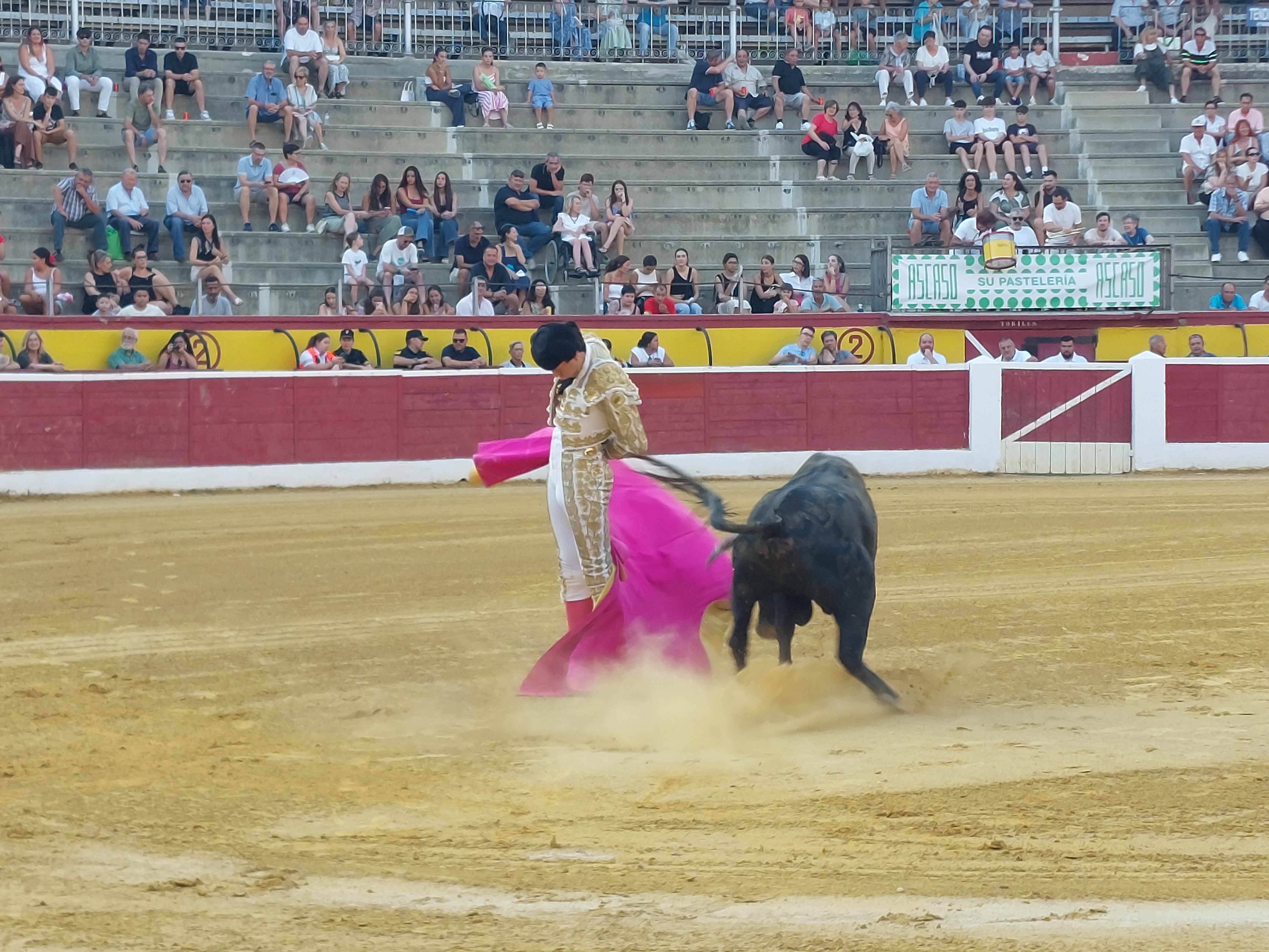 La novillada previa a la Feria Taurina de San Lorenzo se celebró con un gran ambiente en los tendidos