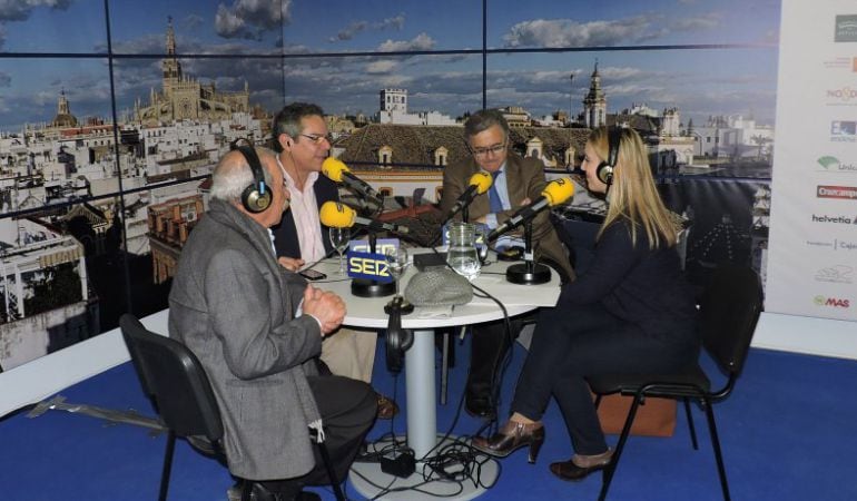 De izquierda a derecha, Antonio Zoido, comisario de la exposición del 90 aniversario de Radio Sevilla; Salomón Hachuel, director del Hoy por Hoy Sevilla; Antonio Yélamo, director de Radio Sevilla y de la Cadena SER Andalucía; y Ana Isabel Jiménez, diputad