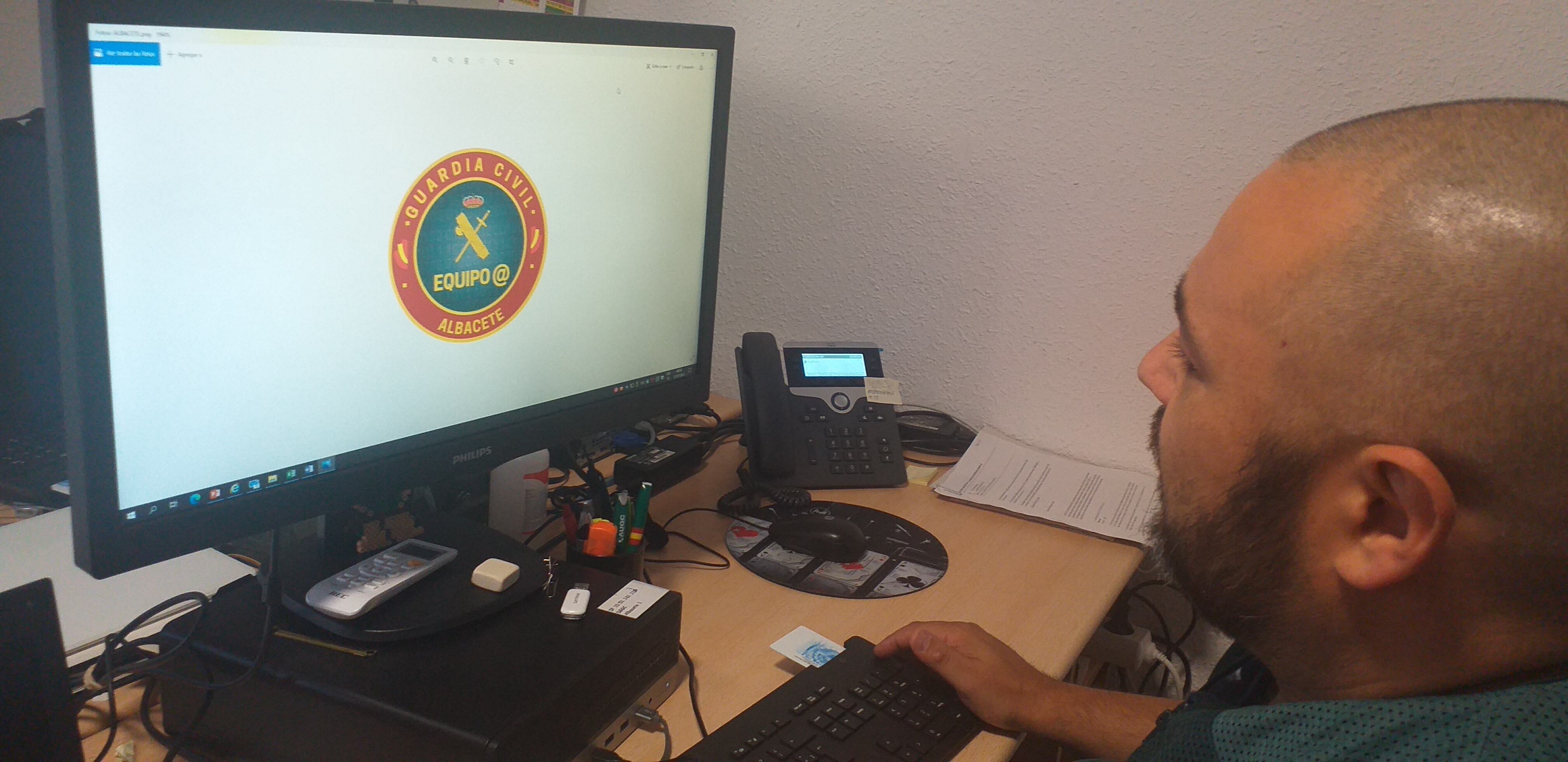 Rubén Hernández es uno de los cuatro agentes de los Equipos @ de la Guardia Civil de Albacete