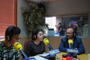 Alumnos del eso del I.E.S. Antonio de Nebrija dan clases de nuevas tecnologías a alumnos de primaria.