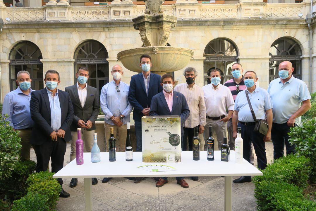 Representantes de almazaras y cooperativas Jaén Selección en la presentación de la promoción. Manuel Ogallar, de la SCA Stmo. Cristo de la Misericordia, segundo por la derecha