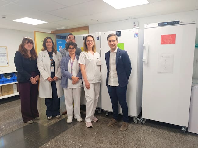 Grupo Motoralba y CaixaBank refuerzan su compromiso social con la donación de un congelador de última generación al Hospital de Albacete.