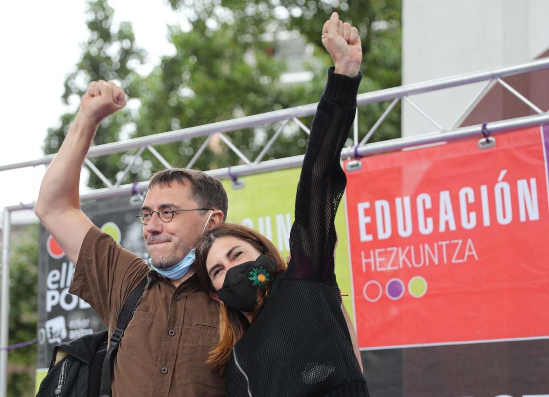 Miren Gorrotxategi, (d) candidata a lehendakari de Elkarrekin Podemos-IU, junto al cofundador de Podemos Juan Carlos Monedero, en el barrio bilbaíno de Rekalde en el acto cierre de campaña