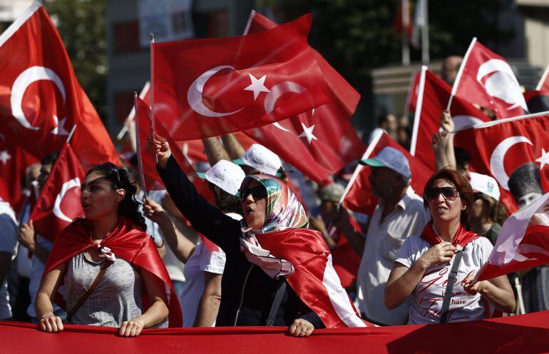 Manifestación contra el golpe de Estado en la plaza Taksim.