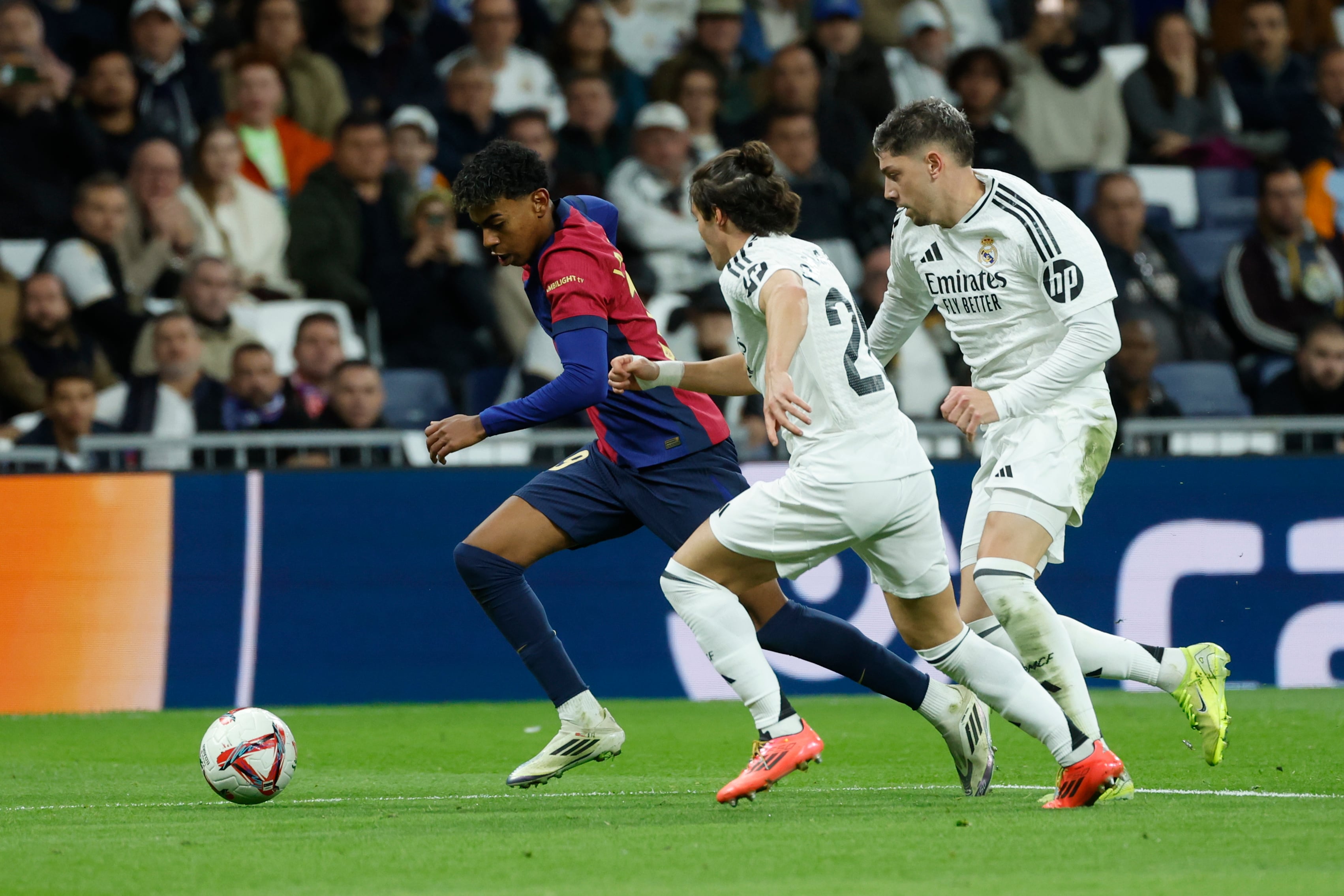 Lamine Yamal se escapa para anotar el tercer gol del FC Barcelona en El Clásico