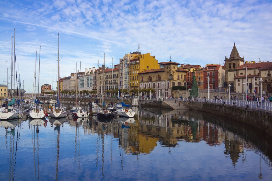 Puerto Deportivo con el barrio de Cimadevilla detrás.