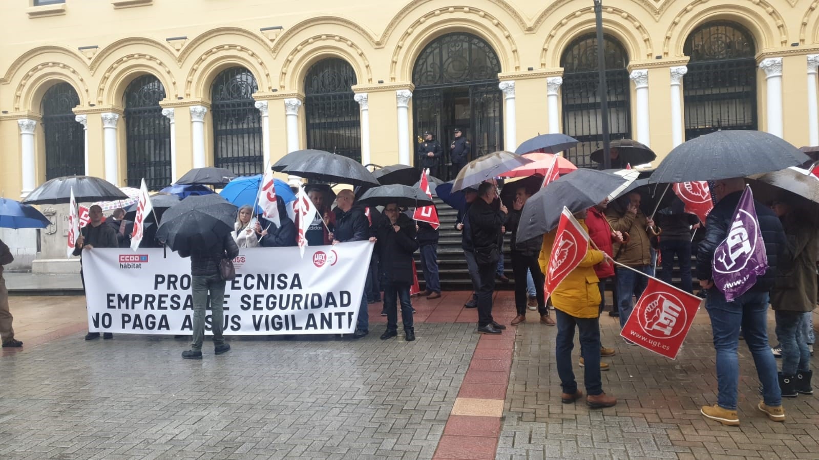 Concentración de los trabajadores de la empresa de seguridad privada Prosetecnisa ante la sede de Presidencia en Oviedo