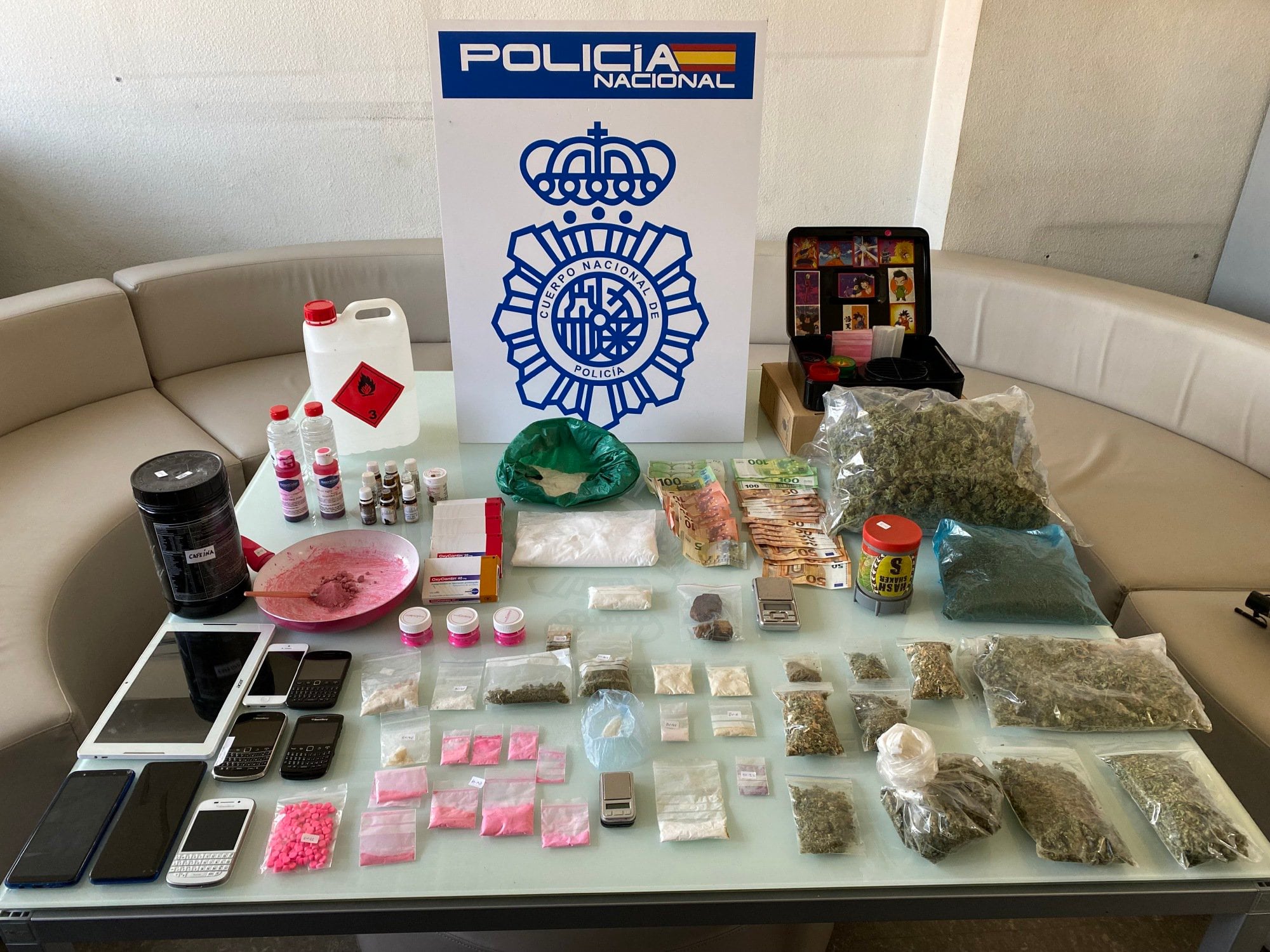 Droga y otros objetos incautados tras demantelar un laboratorio de &#039;cocaína rosa&#039; en Torrejón de Ardoz, que distribuía esta sustancia en Madrid, Toledo y Andalucía.