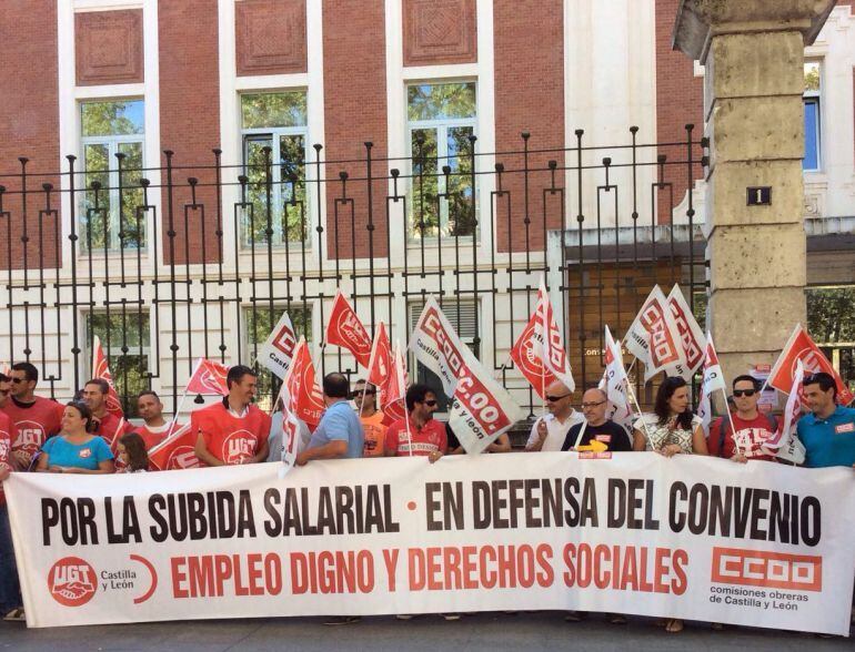 La manifestación ha tenido lugar frente a las puertas de la Consejería de Sanidad de la Junta de Castilla y León, en Valladolid