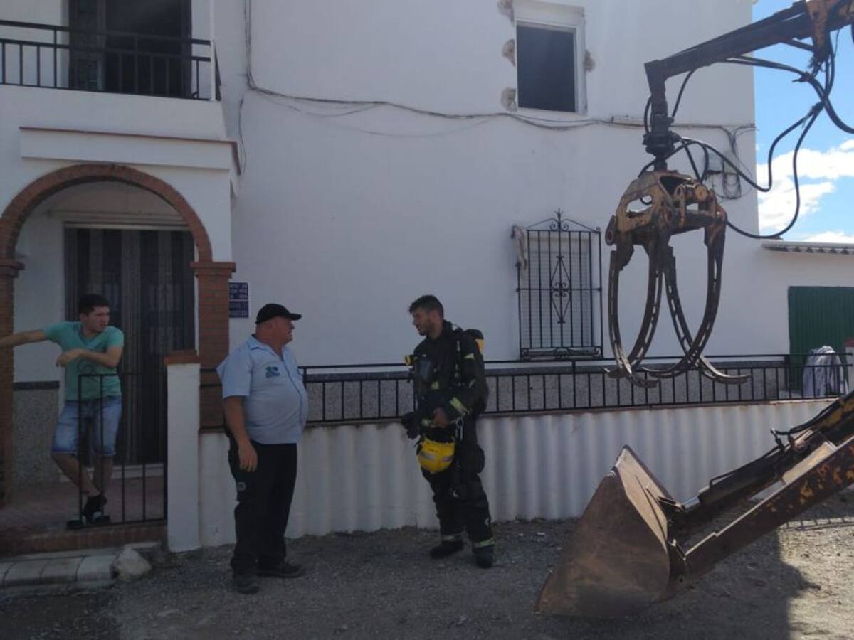 Vecinos rescatan a una familia atrapada por un incendio en Campanillas